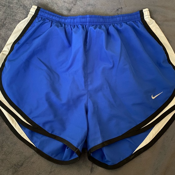 Women’s Nike shorts medium - Picture 1 of 2